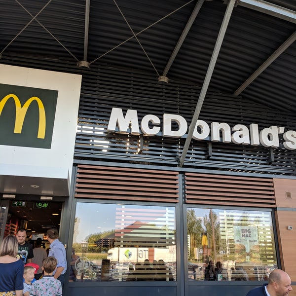 รูปภาพถ่ายที่ McDonald&#39;s โดย Jos เมื่อ 9/2/2018