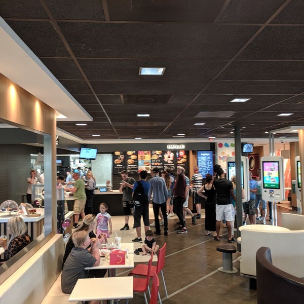 รูปภาพถ่ายที่ McDonald&#39;s โดย Jos เมื่อ 6/1/2019