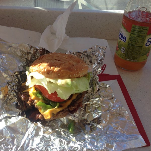Foto tirada no(a) Z Burger por wah w. em 12/28/2013