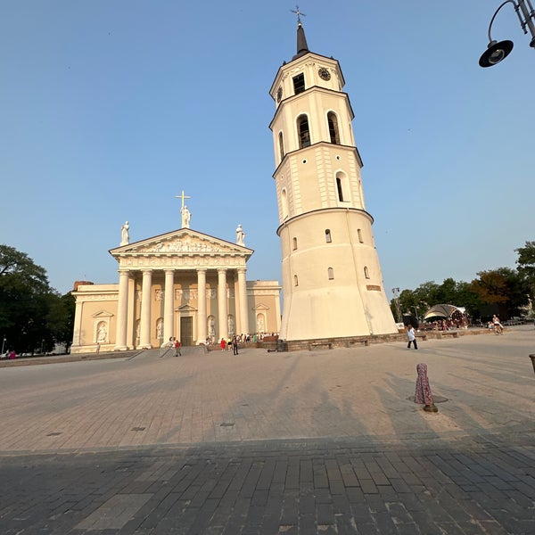 รูปภาพถ่ายที่ Katedros aikštė | Cathedral Square โดย Kim G. เมื่อ 7/5/2023