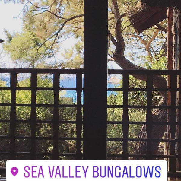 Photo taken at Sea Valley Bungalows by 𝗕𝗲𝗿𝗸𝗲 . on 9/13/2017