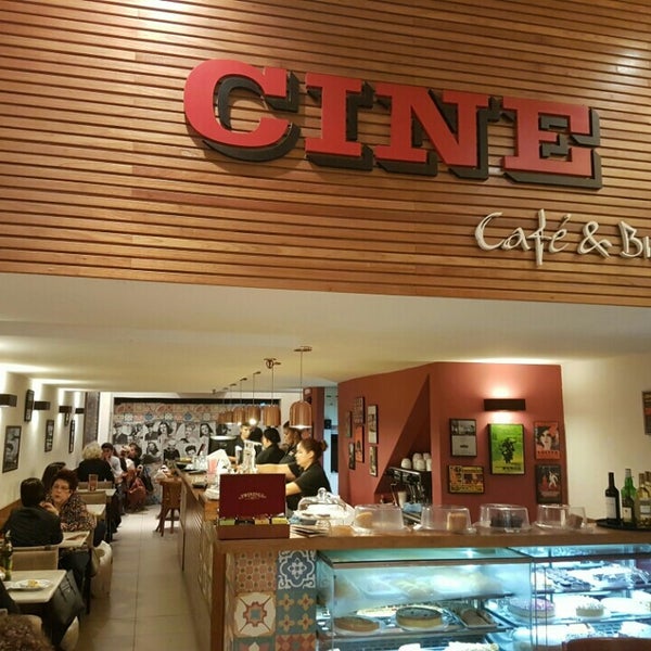Foto diambil di Cine Café &amp; Bistrô oleh Fernando M. pada 5/24/2016