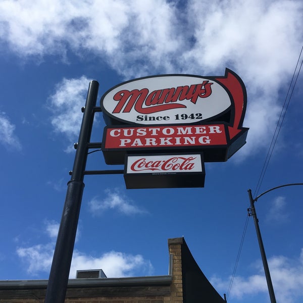 Foto tomada en Manny&#39;s Cafeteria &amp; Delicatessen  por Michael Walsh A. el 4/19/2019