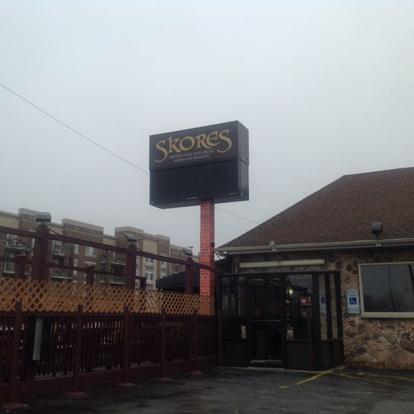 Photo prise au Skores Club Sports Bar Restaurant &amp; Grill par Michael Walsh A. le12/4/2013