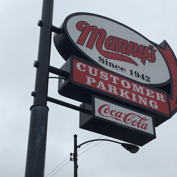 รูปภาพถ่ายที่ Manny&#39;s Cafeteria &amp; Delicatessen โดย Michael Walsh A. เมื่อ 2/25/2020