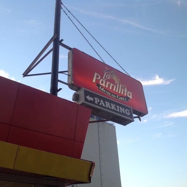 Foto diambil di La Parrillita Mexican Grill oleh Michael Walsh A. pada 9/23/2015