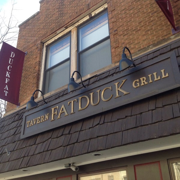 Foto diambil di FatDuck Tavern &amp; Grill oleh Michael Walsh A. pada 3/14/2015