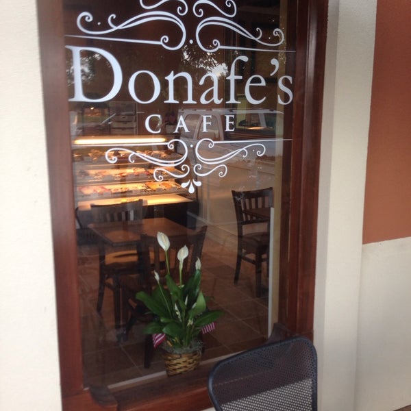 Das Foto wurde bei Donafe&#39;s Cafe von Michelle H. am 7/5/2014 aufgenommen