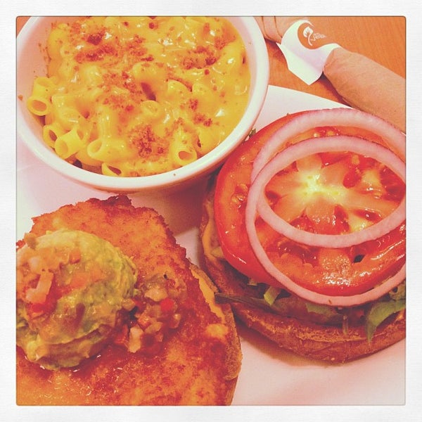 รูปภาพถ่ายที่ Veggie Grill โดย Ari B. เมื่อ 12/4/2012