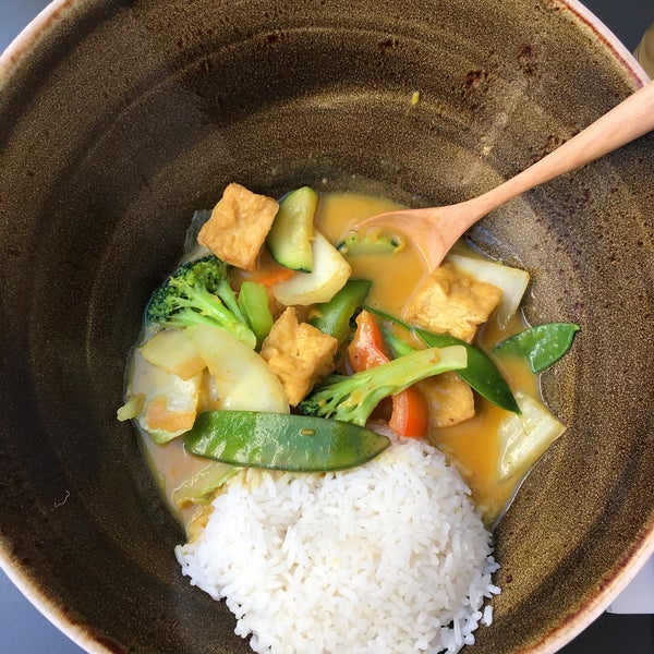 Vegetarische Auswahl ist leider recht klein, was man der südostasiatischen Küche sonst nicht zuschreiben kann. Gemüse-Curry mit Tofu war gut, aber recht wenig. Da mussten noch Sommerrollen her.