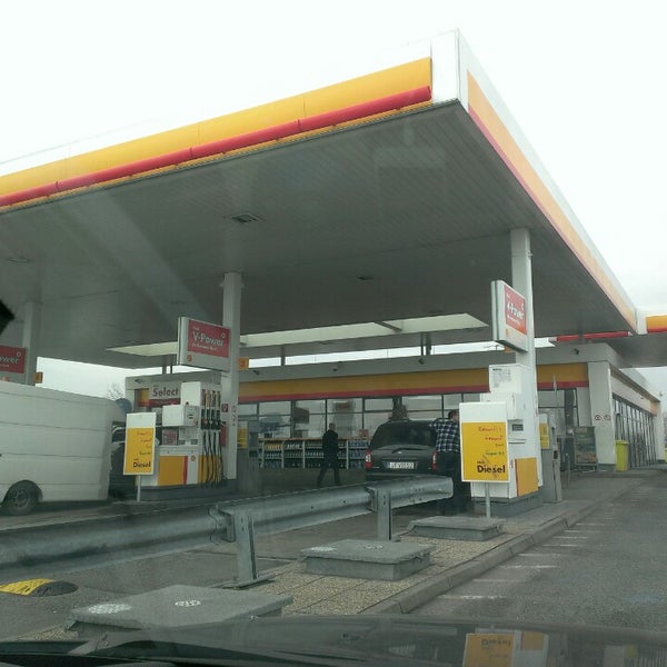 รูปภาพถ่ายที่ Shell (Nickelsdorf-Nord) โดย Nd M. เมื่อ 2/22/2015