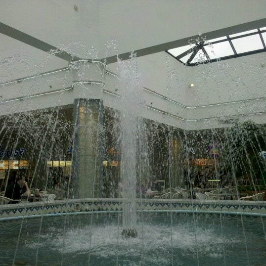 Foto scattata a Moorestown Mall da Serena il 10/28/2012