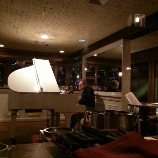 รูปภาพถ่ายที่ The Smithville Inn โดย Serena เมื่อ 1/12/2013