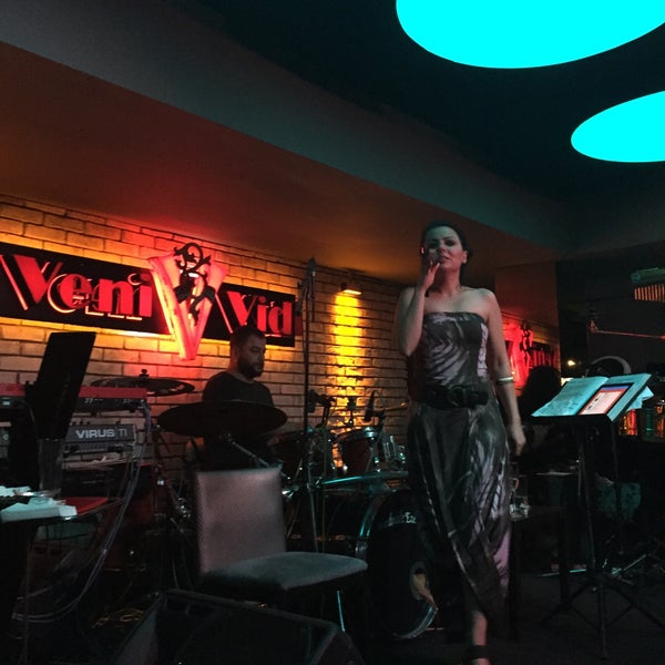 Photo taken at Veni Vidi by Orhan Topuz on 8/1/2015