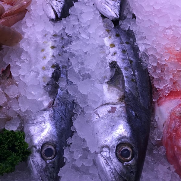 Photo taken at Monahan&#39;s Seafood Market by PF A. on 3/31/2018