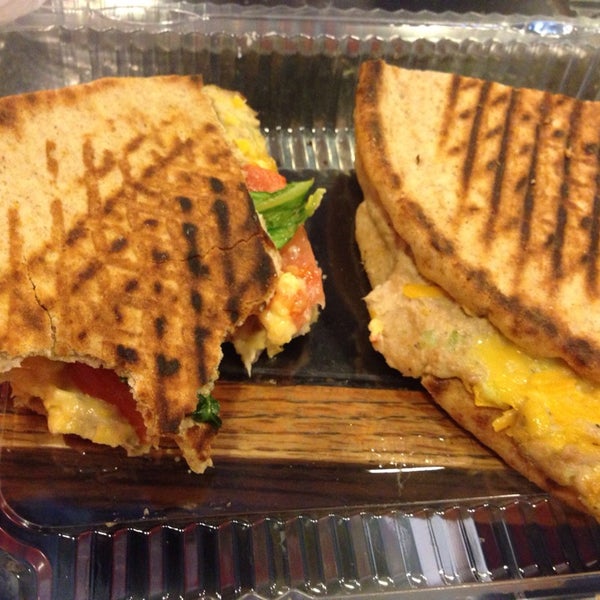 Foto tomada en Americas Burgers &amp; Wraps  por Wendy A. el 1/31/2014