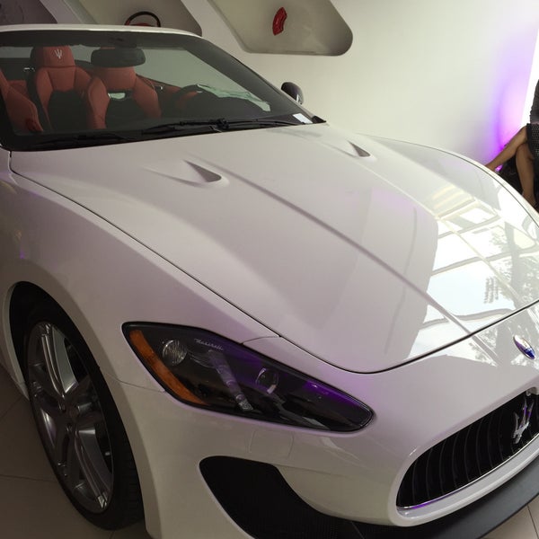 Photo prise au Maserati of Manhattan par Nilüfer N. le7/1/2015