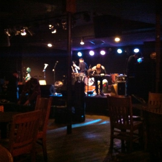 Foto tirada no(a) Top Hat Lounge por Nino A. em 10/24/2012