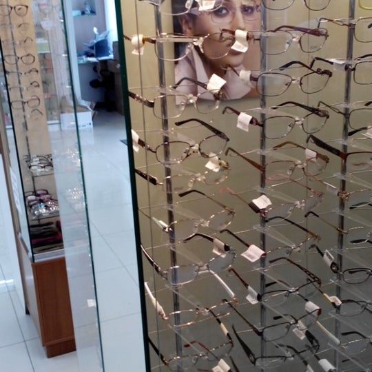 Оптика в чите. Солнцезащитные очки на столе. Тамбов в очках. Оптика скидки. Выкладка оптики в аптеке.