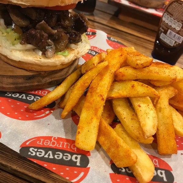 Foto scattata a Beeves Burger da Kubra D. il 11/18/2017