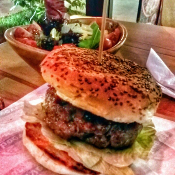 6/27/2014 tarihinde Trx_trainer T.ziyaretçi tarafından Beeves Burger'de çekilen fotoğraf