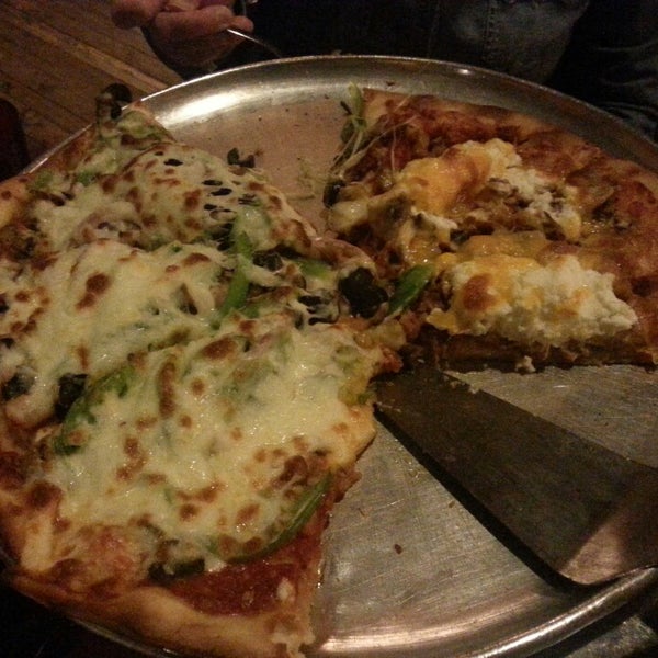 12/2/2013 tarihinde Ricardo C.ziyaretçi tarafından Austin Pizza Garden'de çekilen fotoğraf