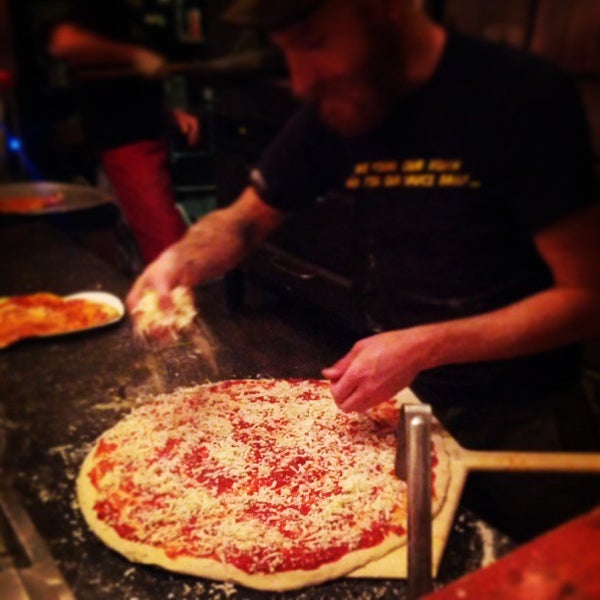 Das Foto wurde bei Two Fisted Mario&#39;s Pizza von olllllo am 10/11/2013 aufgenommen