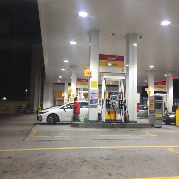 Photo taken at Shell by sas on 12/7/2021