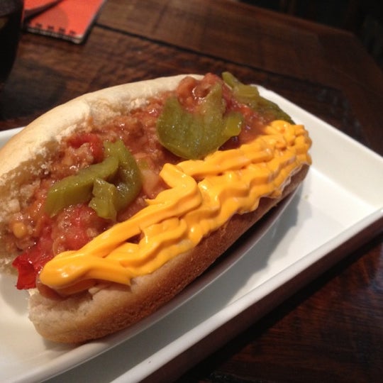 Das Foto wurde bei Überdog - Amazing Hot Dogs von Paulo Marcello(Lelo) D. am 12/14/2012 aufgenommen
