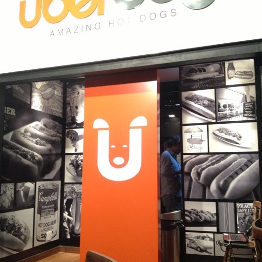 Photo taken at Überdog - Amazing Hot Dogs by Paulo Marcello(Lelo) D. on 12/14/2012