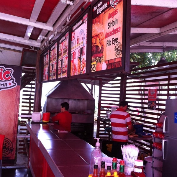 Das Foto wurde bei PicNic Burger Grill von Juan M. am 6/10/2014 aufgenommen