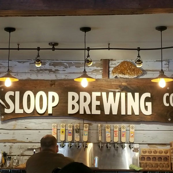 Foto diambil di Sloop Brewing @ The Barn oleh Christopher C. pada 3/16/2018
