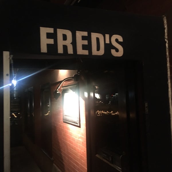 รูปภาพถ่ายที่ Fred&#39;s Restaurant โดย Luciefer เมื่อ 10/6/2017