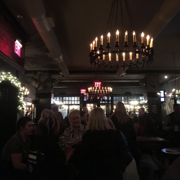 รูปภาพถ่ายที่ Flatiron Hall Restaurant and Beer Cellar โดย Luciefer เมื่อ 12/2/2018