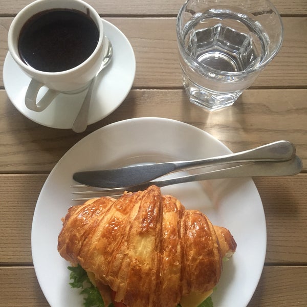 Das Foto wurde bei Кафе Пекарня #1 / Café Bakery #1 von Svetlana Y. am 6/15/2017 aufgenommen