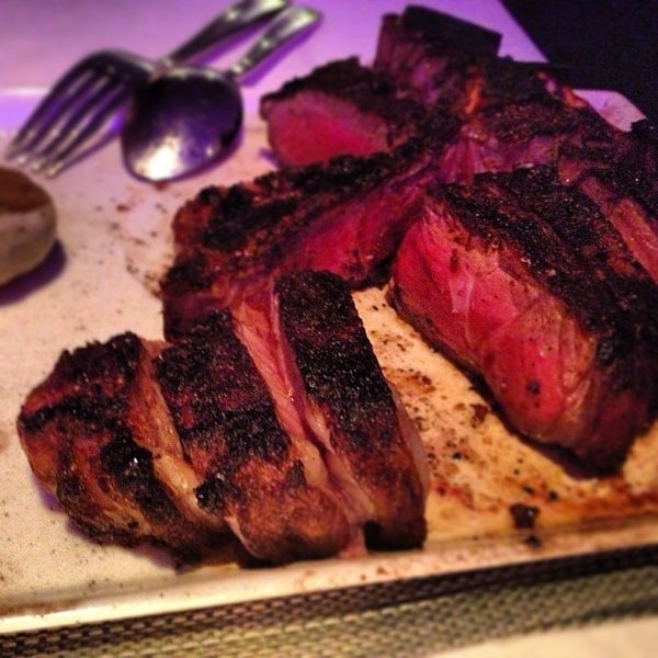 Foto tomada en T-Bar Steak &amp; Lounge  por Toro A. el 6/13/2013