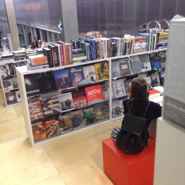 8/17/2016에 Anna A.님이 Книжный магазин музея «Гараж»에서 찍은 사진