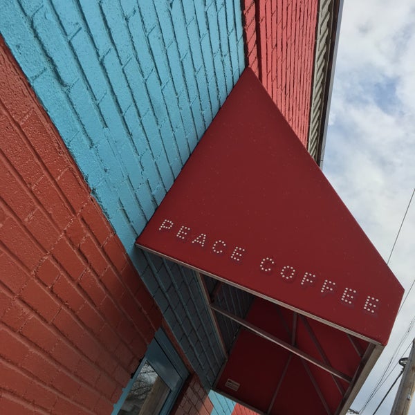 Foto tirada no(a) Peace Coffee Shop por Derek em 10/25/2015