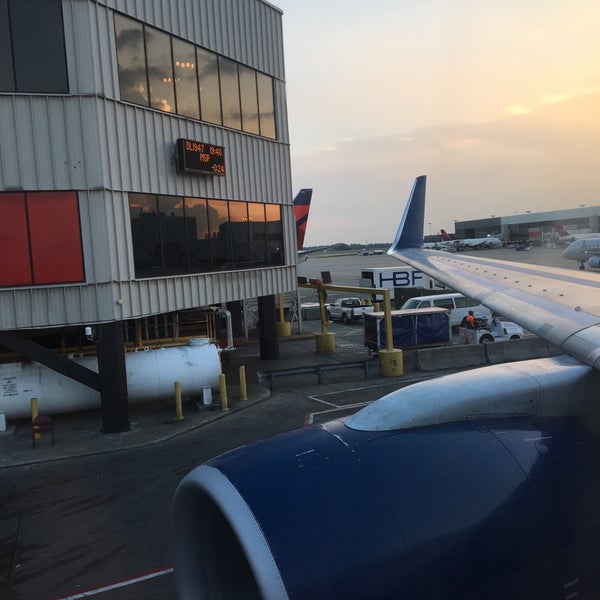 Delta Flight DL 1947 College Park, GA