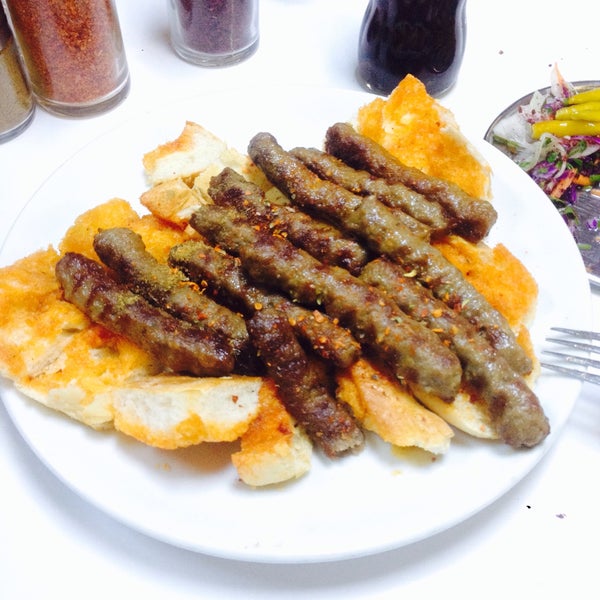 Foto scattata a Dostol Kebap Salonu da Neslihan F. il 3/11/2017