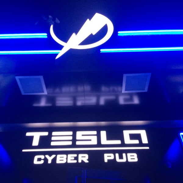 Photo prise au Tesla Cyber Pub par Vlad F. le10/20/2015