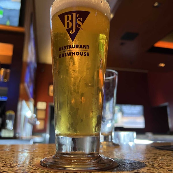 Photo taken at BJ&#39;s Restaurant &amp; Brewhouse by Sean F. on 8/14/2022