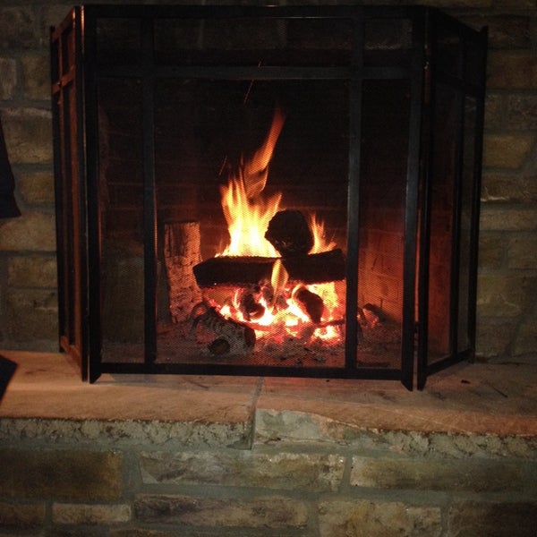 Foto scattata a Cinders Wood Fire Grill da Holly V. il 12/22/2013
