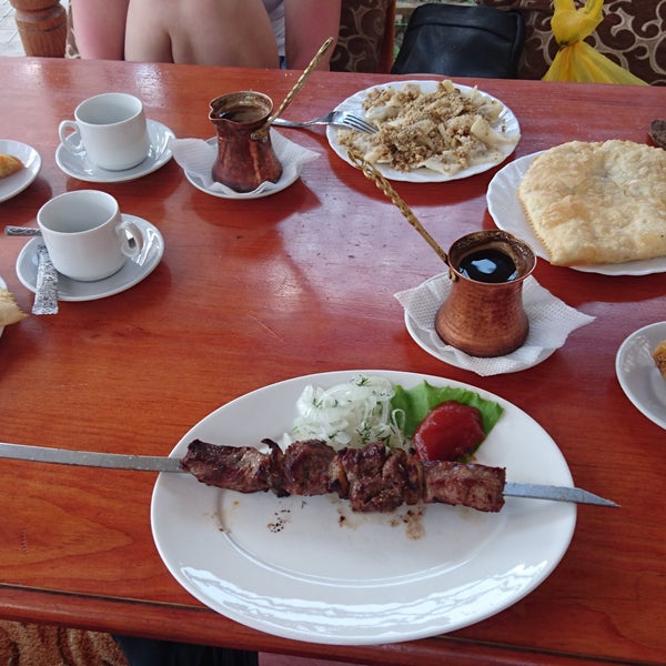 Мераба бахчисарай ресторан. Еда в бахчисарае. Бахчисарай крым кафе татарское. Еда в бахчисарае. Столовая с татарской кухней в бахчисарае.