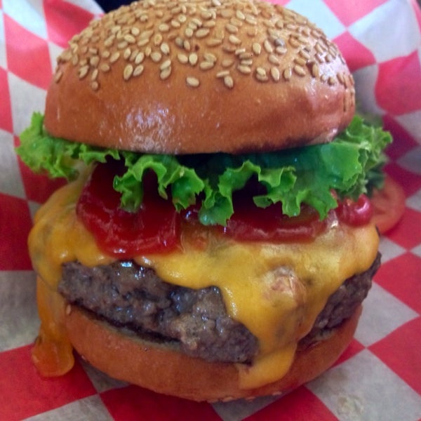 10/9/2013にNic G.がThe Burger Guruで撮った写真