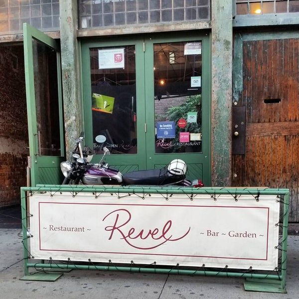 Foto tirada no(a) Revel Restaurant and Garden por Ungie em 10/13/2015