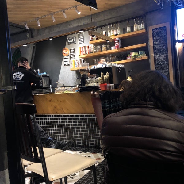 Photo taken at Beşiktaş Kahvesi Hookah Lounge by Recep E. on 4/14/2019