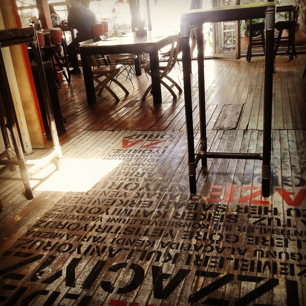 10/2/2016 tarihinde Eray Y.ziyaretçi tarafından İyi Pizza Bar'de çekilen fotoğraf