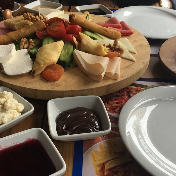 Photo prise au Güzelyurt Dilek Pasta &amp; Cafe Restaurant par ✌🏼İsmail B. le4/9/2017