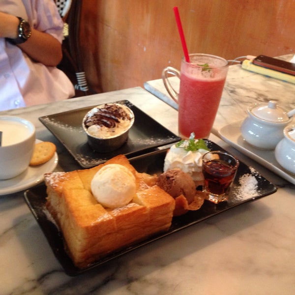 Photo taken at The Fabulous Dessert Cafe by GAMM on 8/7/2015